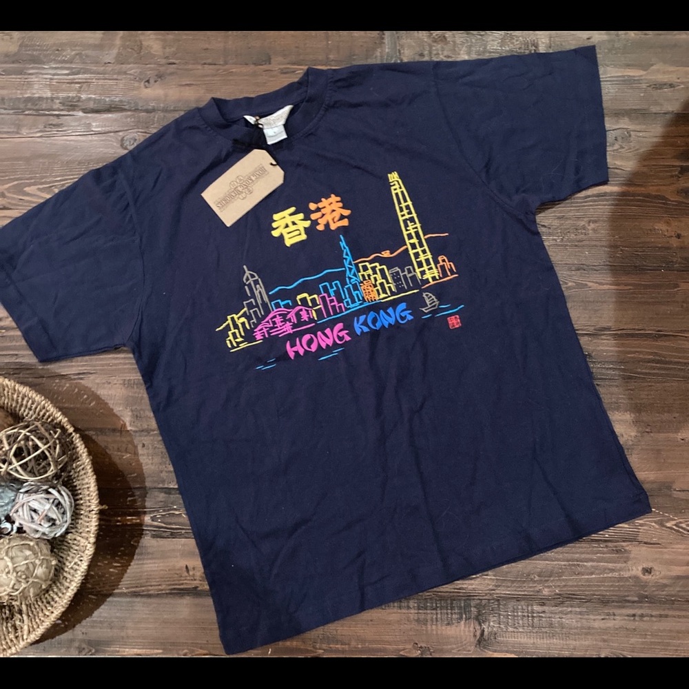 HONG KONG MEMORIES T SHIRT. SIZE MEDIUM. 100% COTTON. UNISEX. NWT.